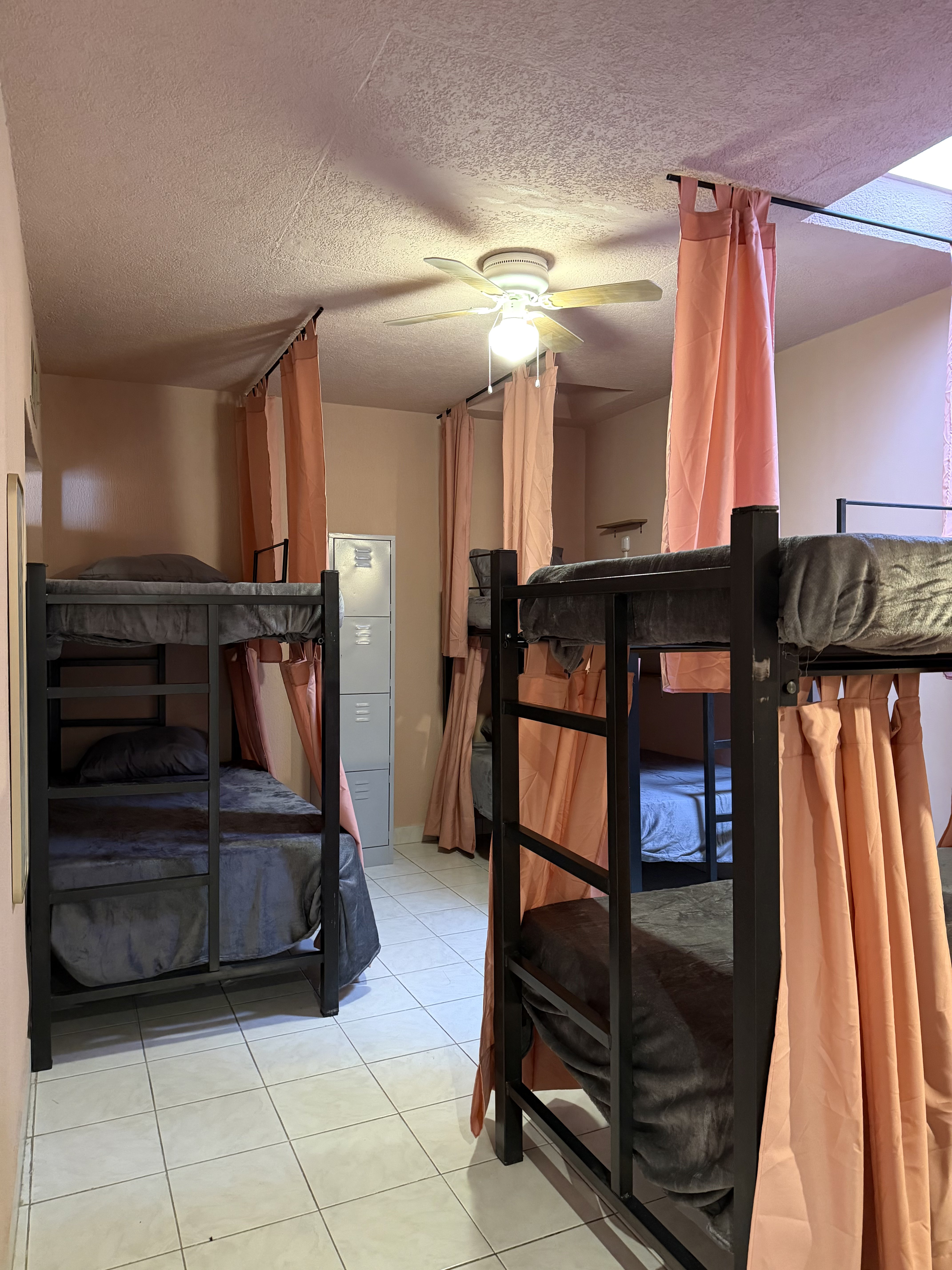 Habitación compartida femenina 6 personas literas