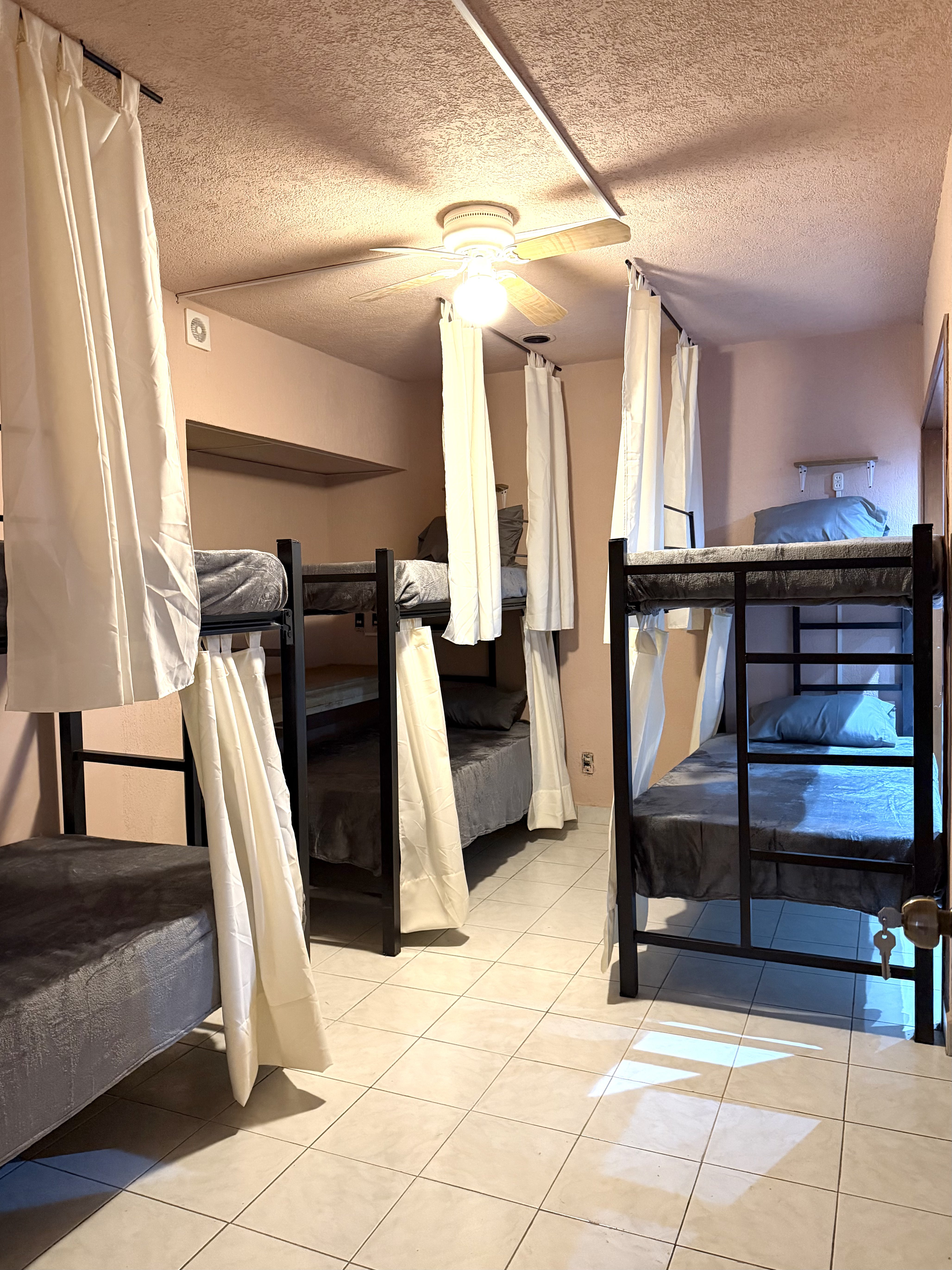 Habitación compartida mixta 6 personas literas