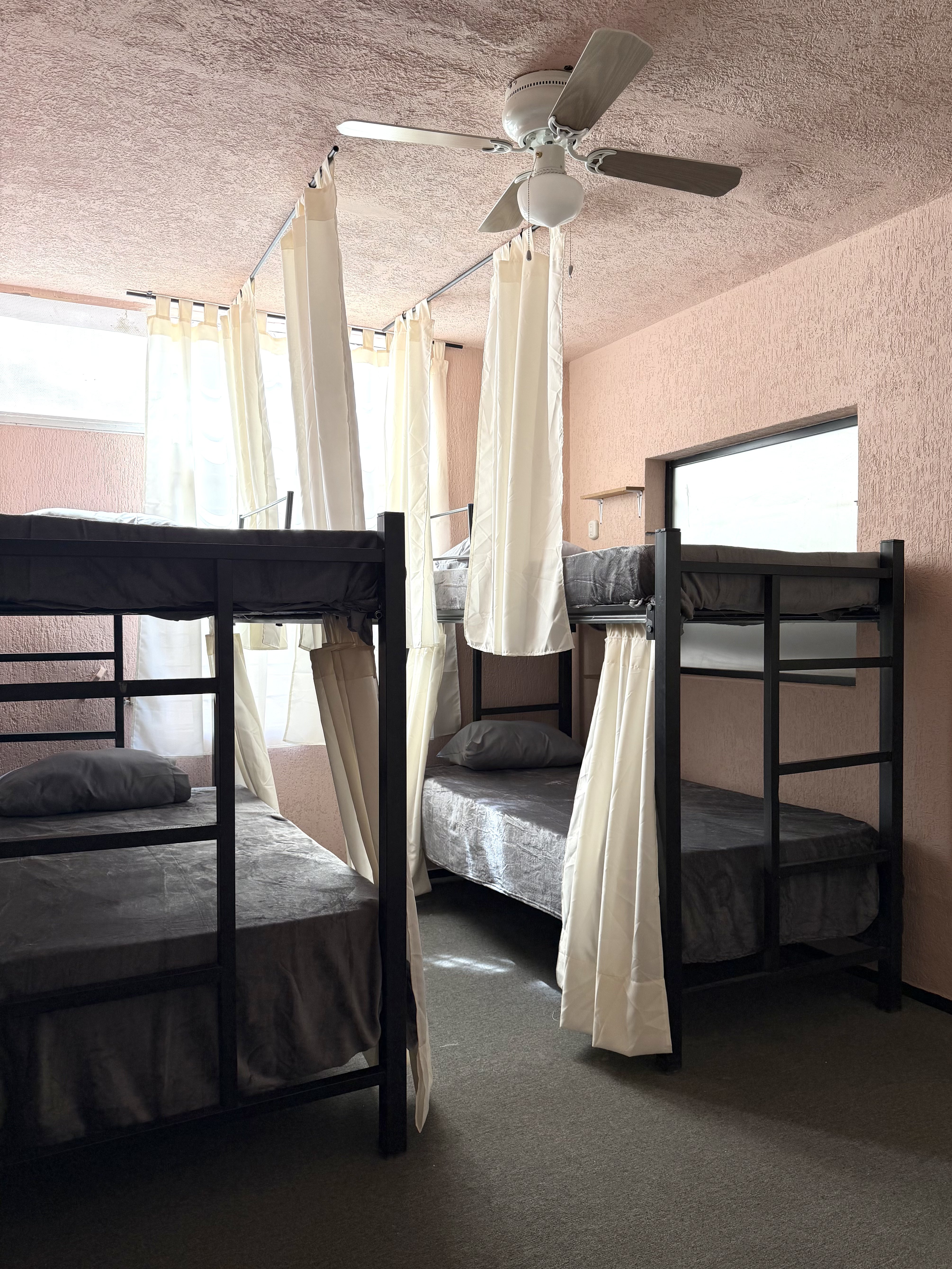 Habitación compartida mixta 8 personas literas